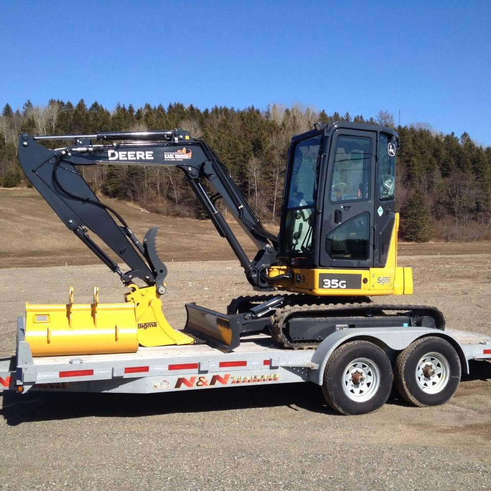 Mini-excavatrice utilisée par Excavation et Drainage Karl Drouin pour des travaux d'excavation et de drainage à Vallée-Jonction.